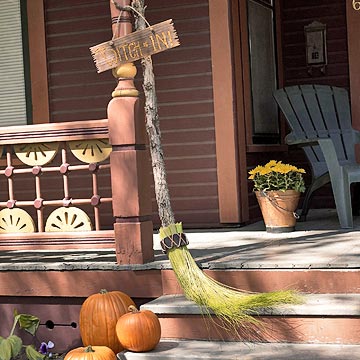 haus halloween dekorieren veranda hexenbesen kürbisse