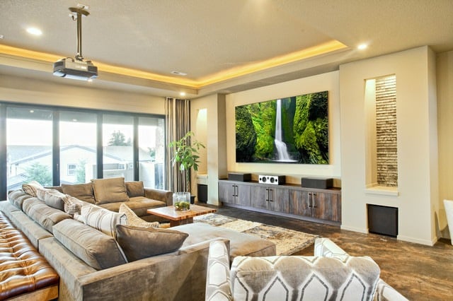 heimkino wohnzimmer flachbildschirm tv biemer großes sofa teppich