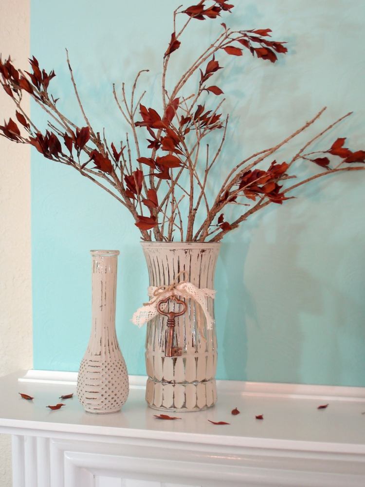 herbst-deko mit zweigen rote blaetter vase vintage weiss kamin