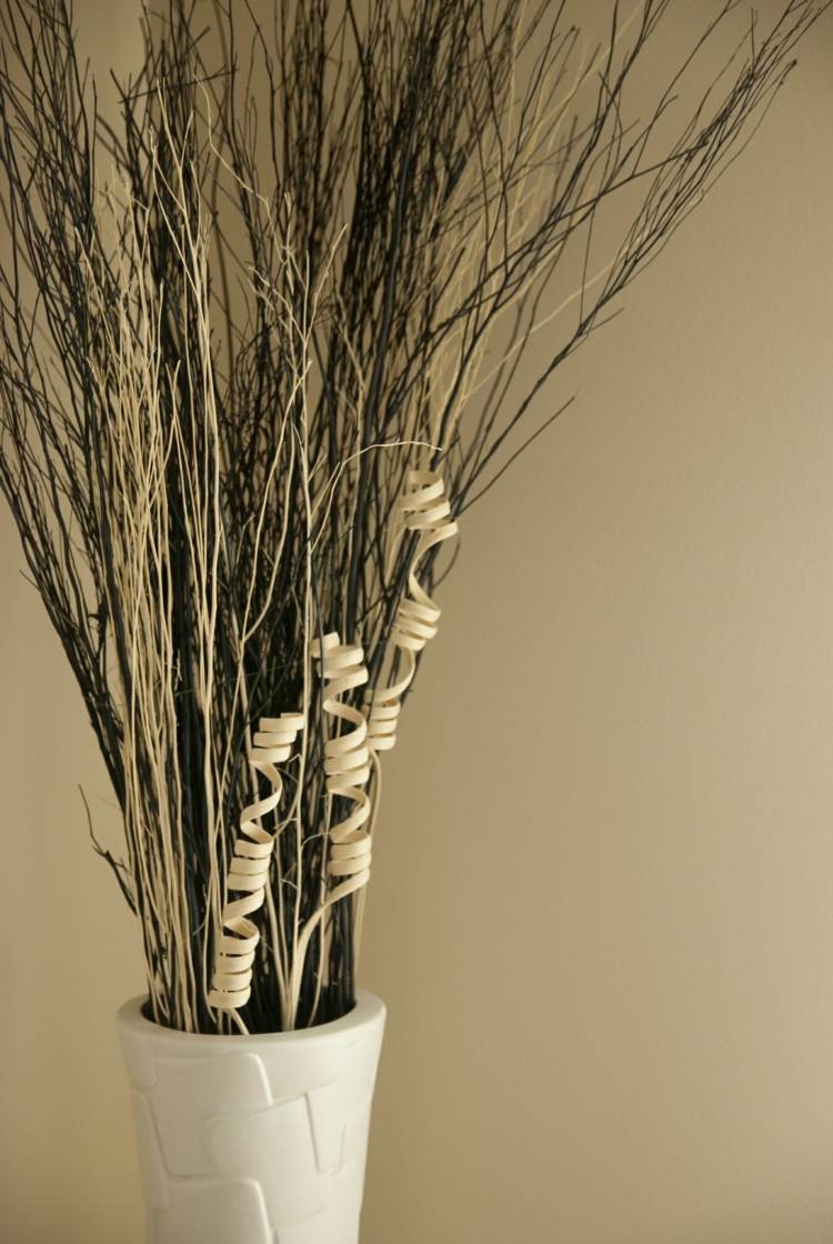 herbst-deko mit zweigen vase weiss modern diy