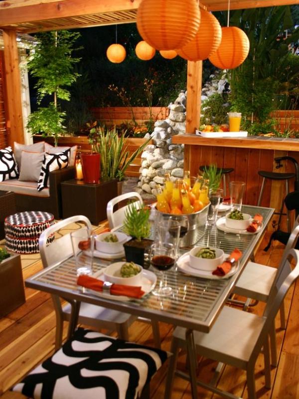Dekoideen für Herbstparty garten tischdeko orange papierlampen
