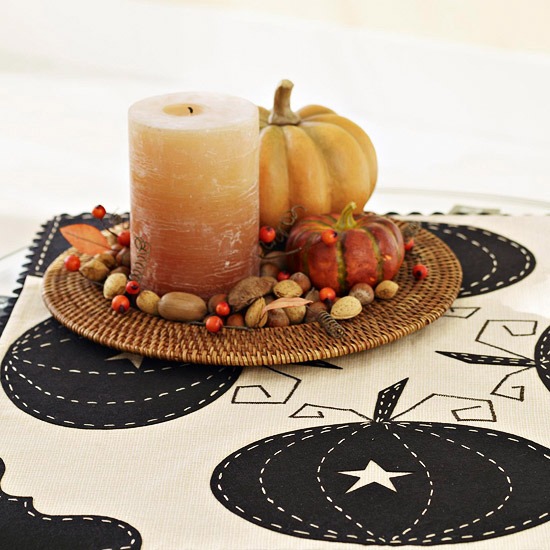 herbstliche Tischdekoration-Decke Muster-Kürbis Kerze windlichter