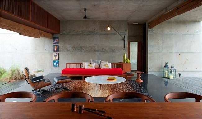 holzsofa rot wohnhaus stein mit moderner architektur