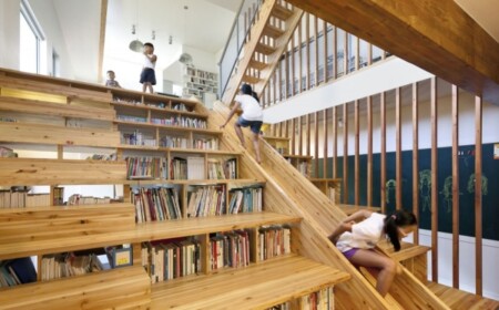 holztreppe-haus-bücherregale-rutsche-kinderspaß