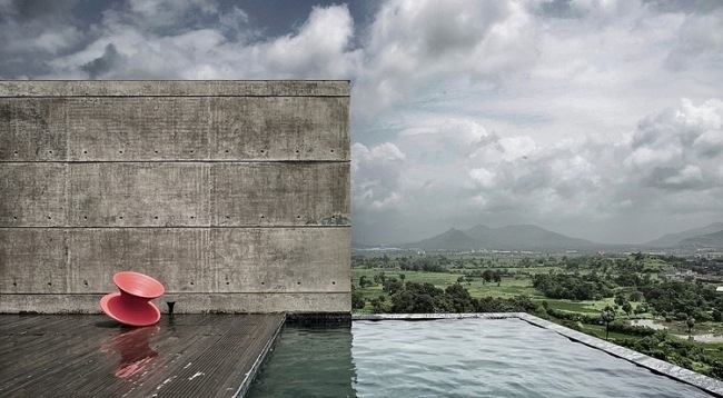 infinity pool wohnhaus aus stein mit moderner architektur