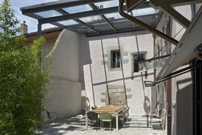 innenhof bedeckt umgebautes bauernhaus mit moderner architektur