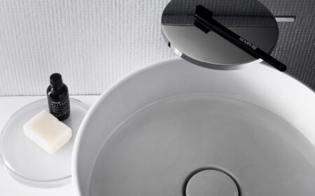 innovatives-material-keramik-laufen-badezimmer-armatur-regal