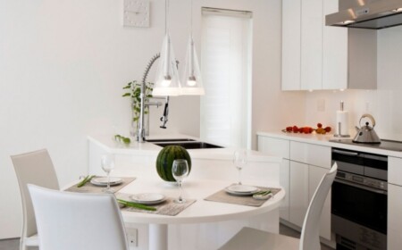 kleiner-esstisch-rund-stühle-weiß-küchenzeile