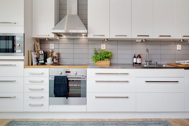 küchenzeile matt weiß graue fliesen küchenrückwand