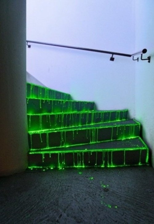 leuchtstab flüssigkeit grün halloween treppen