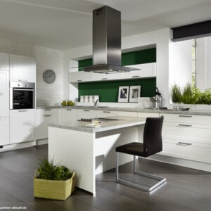 moderne Einbauküche Gestaltung Ideen Glas Küchenrückwand grün
