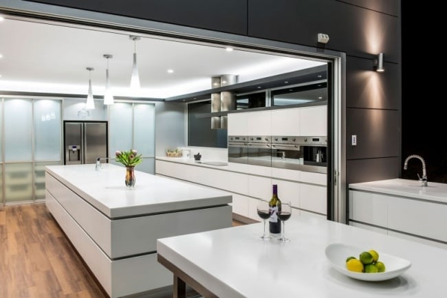 moderne Küche mit Kochinsel weiß corian aluminium