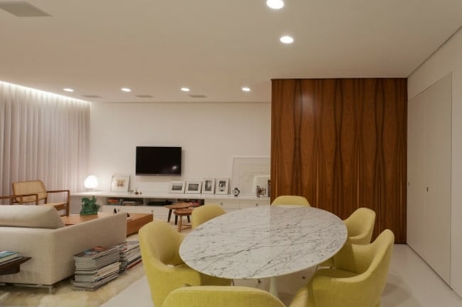 moderne Wohnung gelbe Stühle exotisch Deckenleuchten