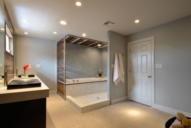 moderne badrenovierung badewanne dusche geräumig
