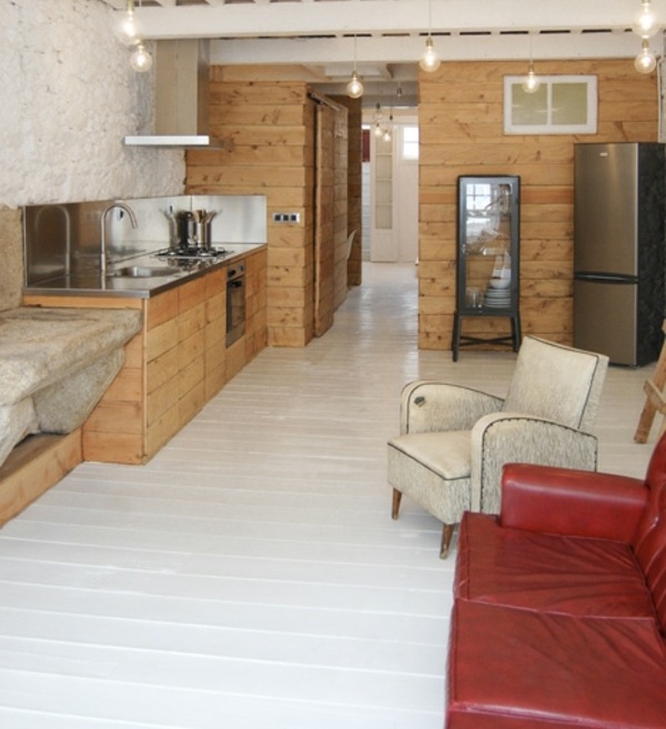 stilvolle Holz Küche Wohnzimmer roter Sofa