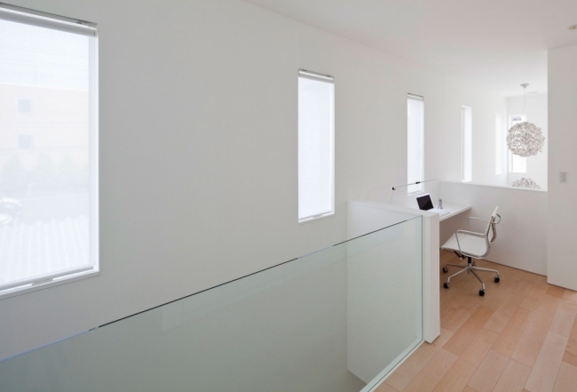 modernes Wohnhaus minimalismus zen glas geländer dielenboden