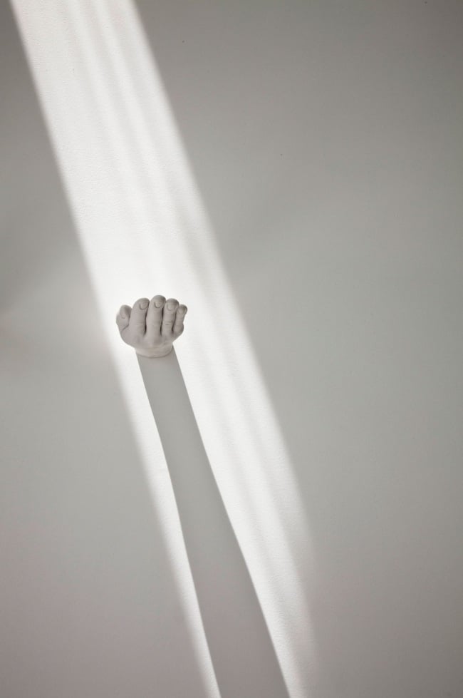 modernes Wohnhaus zen philosophie wand deko gips hand
