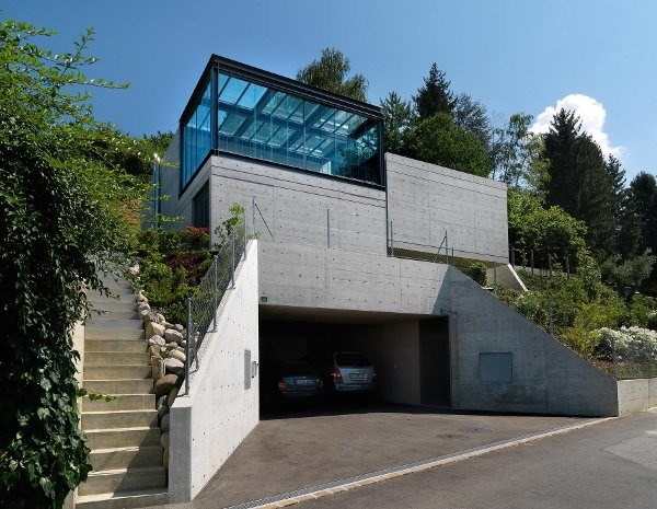 modernes haus am hang beton fassade garage glas treppen