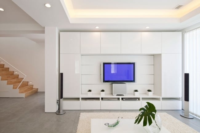 modernes wohnzimmer hochglanz weiß fernseher wandmontage