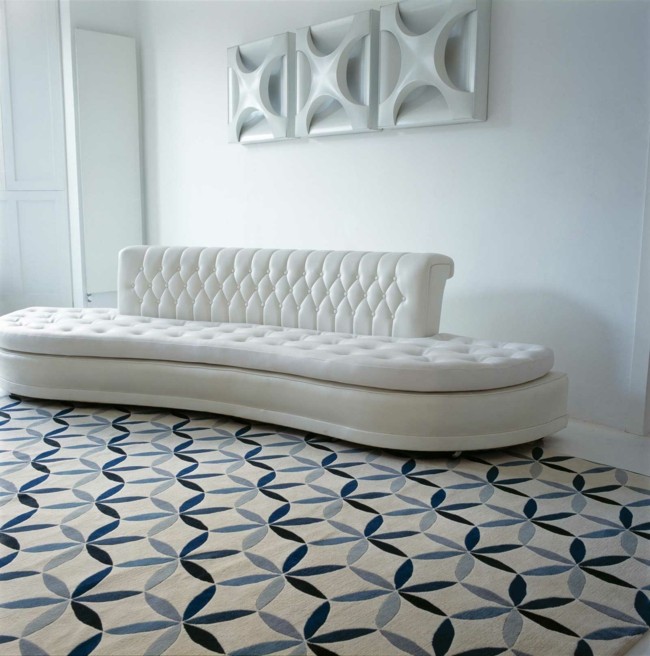 Wohnzimmer weißer Sofa Teppich blau  