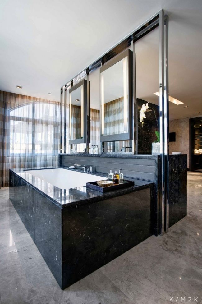 offenes badezimmer badewanne schwarzer marmor