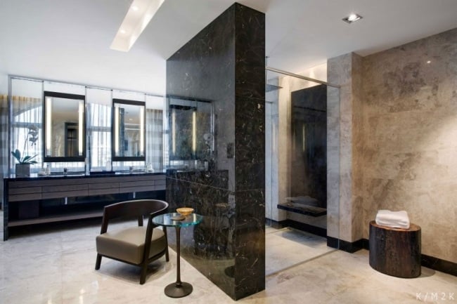 offenes badezimmer sandstein schwarz marmor