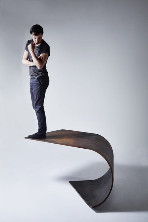 perfekte balance gebeugtes tisch design  aus stahl
