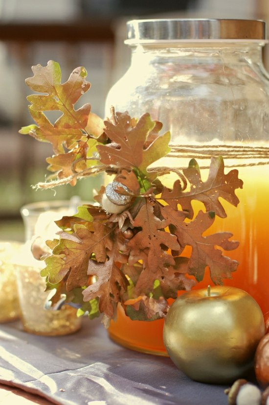 Marmeladengläser goldene Äpfel Herbstblätter