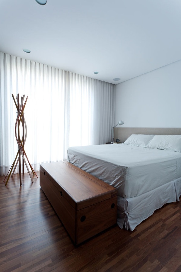 schlafzimmer holzboden weißes apartment design von leandro garcia