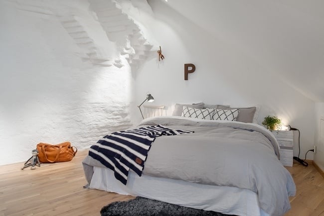 schlafzimmer minimalistisch grau weiß wand putz holzboden