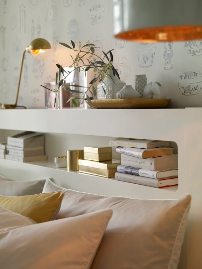 schlafzimmer skandinavisch gold weiß regale kopfteil tapete deko