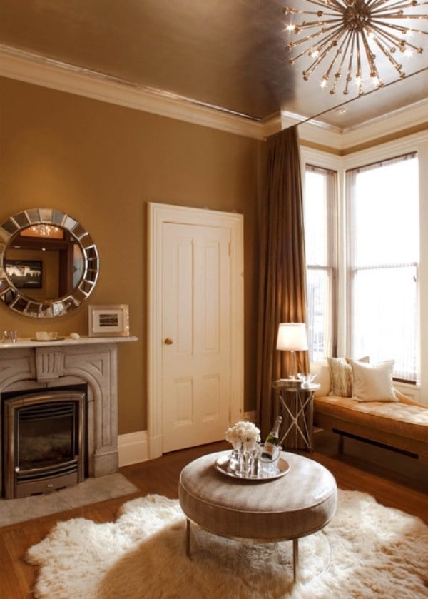 shlafzimmer design gemütlich beige farben pelzteppich fenster sitzbank