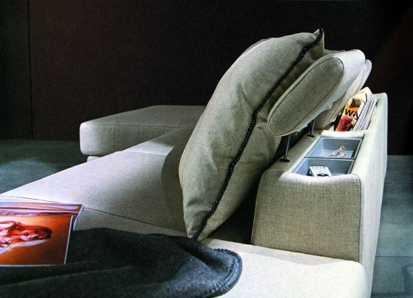 sofa mit stauraum zeitschriften fernbedienung kissen