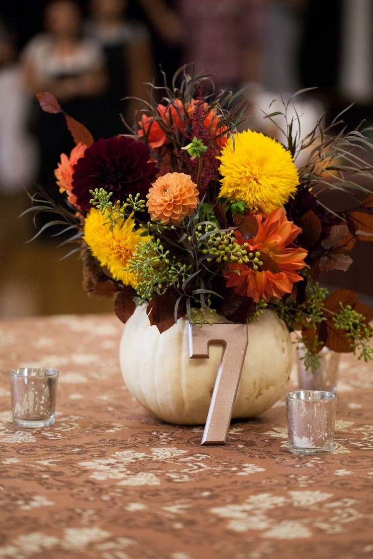 Tisch herbstlich dekorieren tischdecke-blumenmuster-blumenarrangement-dahlien-kuerbis-vase