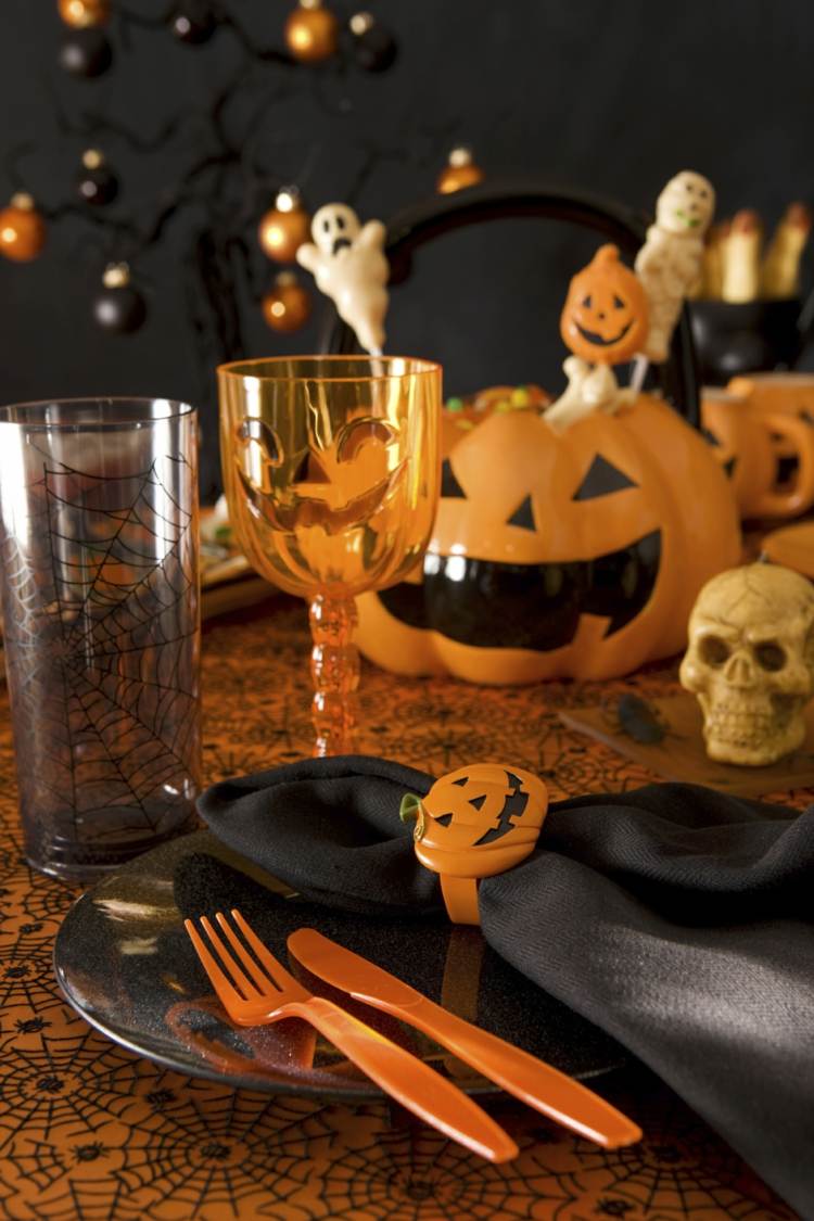 tischdeko für halloween party geschirr schwarz besteck orange kuerbiss serviette
