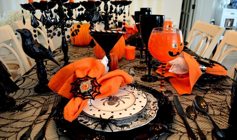 https://deavita.com/wp-content/uploads/2013/09/tischdeko-halloween-party-elegant-teller-servietten-orange-raben-spinnen.jpg