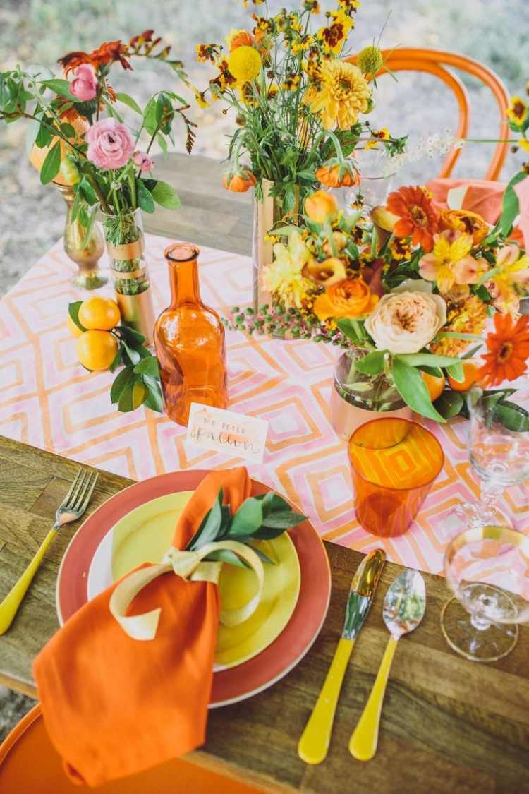  Ideen für Tischdeko herbst-orangenfarbenes-geschirr-serviette-tischlaufer-besteck-gelb