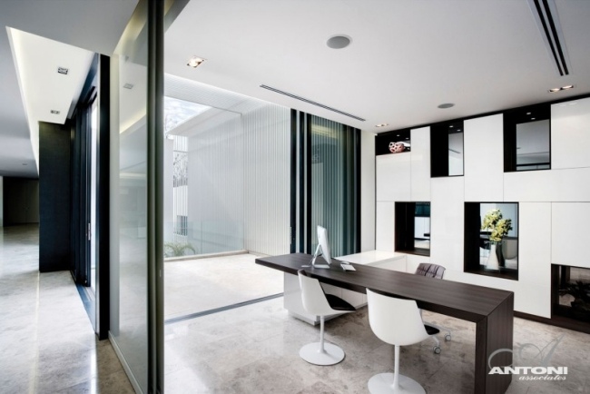 traumhaus home office schwarz weiß wohnwand regale