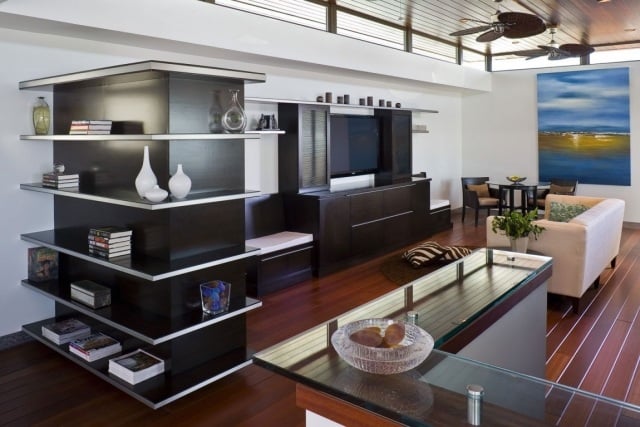 tv system sofa beige dunkles holz tv ständer regale