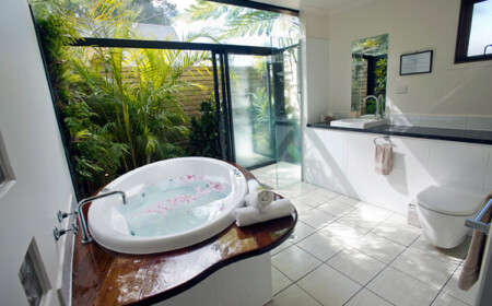 weiße-bodenfliesen-badezimmer-ideen-interieur-design