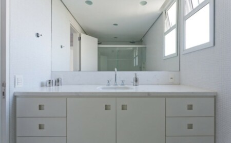 weißes Badezimmer Wandspiegel Badmöbel puristisch