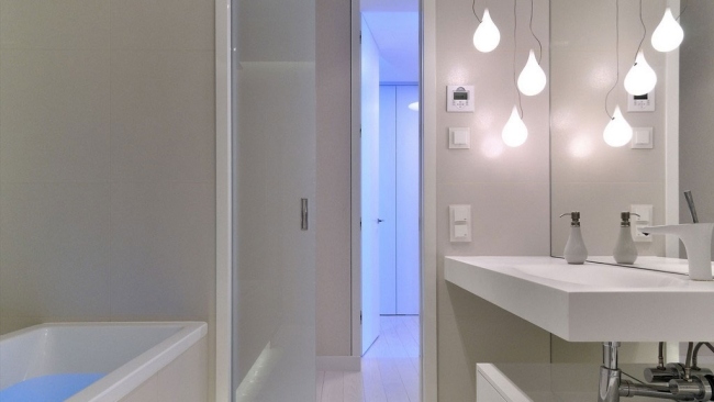 weißes badezimmer design modern pendelleuchten