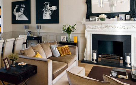 wohnzimmer-kunst-schwarz-weiß-beige-polstermöbel-kamin-spiegel