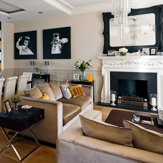 Wohnzimmer mit Kunst schwarz weiß beige polstermöbel kamin spiegel