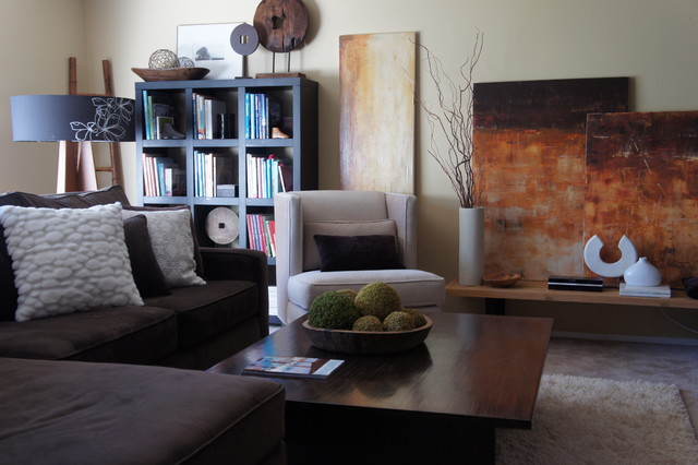 wohnzimmer kunstwerke vasen zweige deko braues sofa