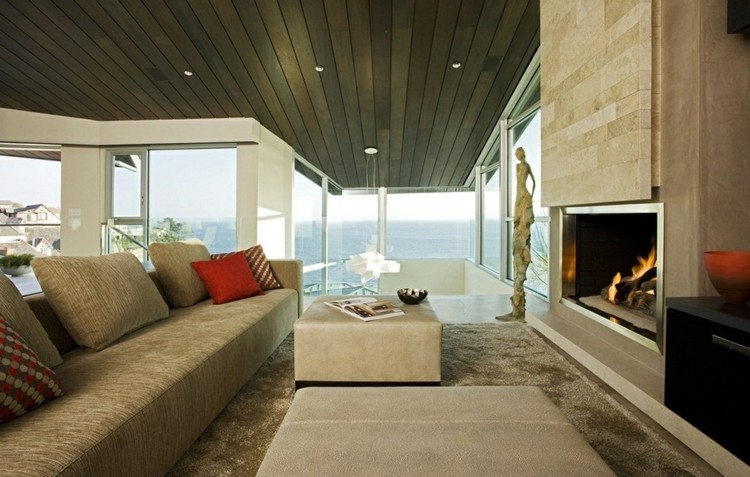 wohnzimmer mit kamin modern stein fliesen weiss grau couch