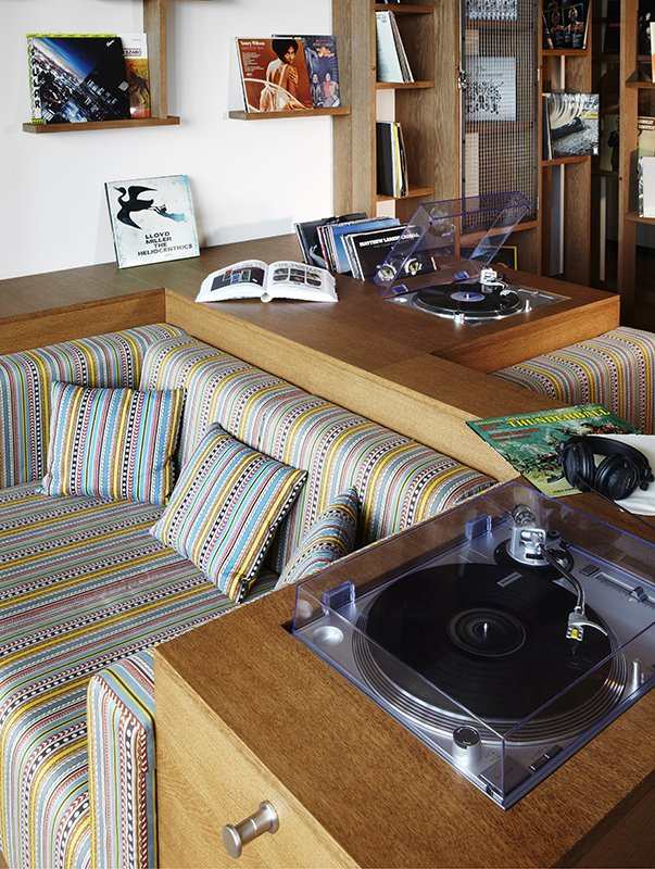 25hours hotel hamburg holzschränke grammofon sofa schallplatten