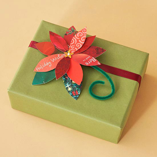 Alte Weihnachtskarte Upcycling-Idee Weihnachtsstern Geschenke verpacken-Ornament