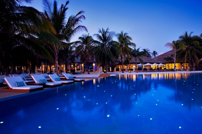 Außenpool Palmengarten-Ferien resort Velassaru Malediven-Nachtleuchten