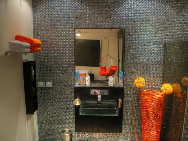 Badezimmer Mosaikfliesen-Wandspiegel Handtuchhalter Orange-Details Bodenvase